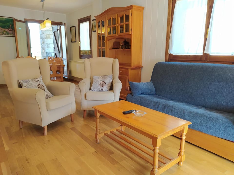 Day, Summer, Living room, Photo of the whole room, Decorative detail, Dining area, On site, Mountain view, Quiet street view