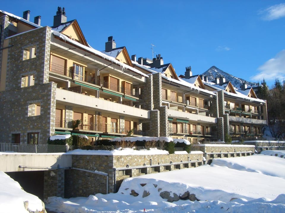 Property building, Facade/entrance, Natural landscape, Winter, Garden, Skiing, On site, Garden view, Mountain view, Street view, Sunset