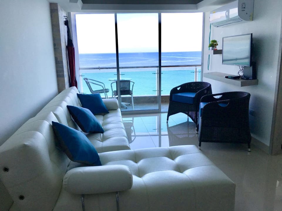 Communal lounge/ TV room, Natural landscape, TV and multimedia, Living room, Seating area, Sea view