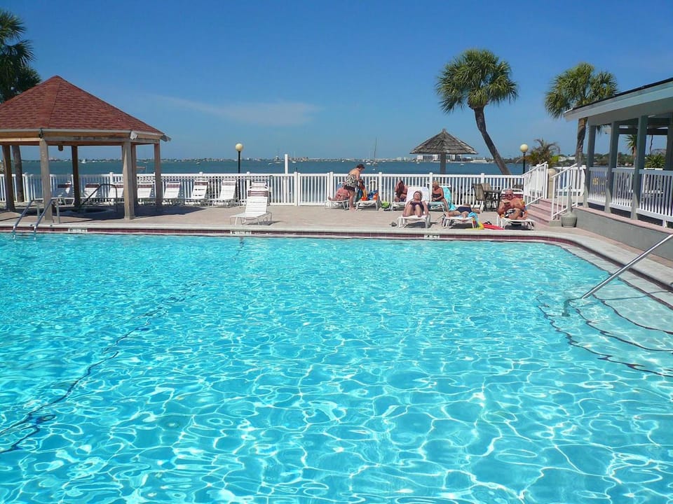 TWO Bedroom TWO Bath Family Condo - Sleeps Four - Unit B - Private Beach Apartment in Gulfport
