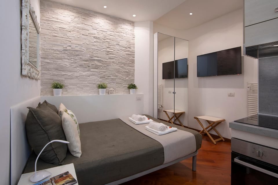 Bed, TV and multimedia, wardrobe