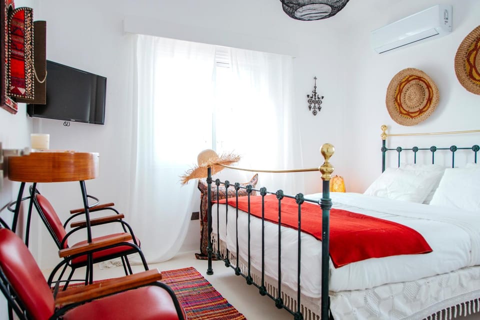 Bed, Photo of the whole room, Seating area, Bedroom, air conditioner