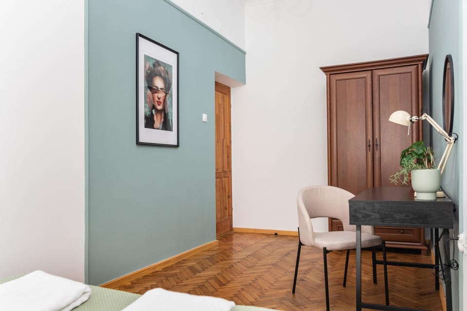 hair dresser, wardrobe