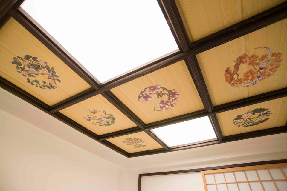 Photo of the whole room, Decorative detail