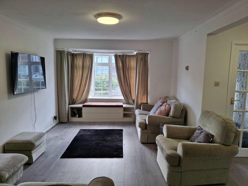Nicely decorated 3 bedroom house near Heathrow, London House in Staines-upon-Thames