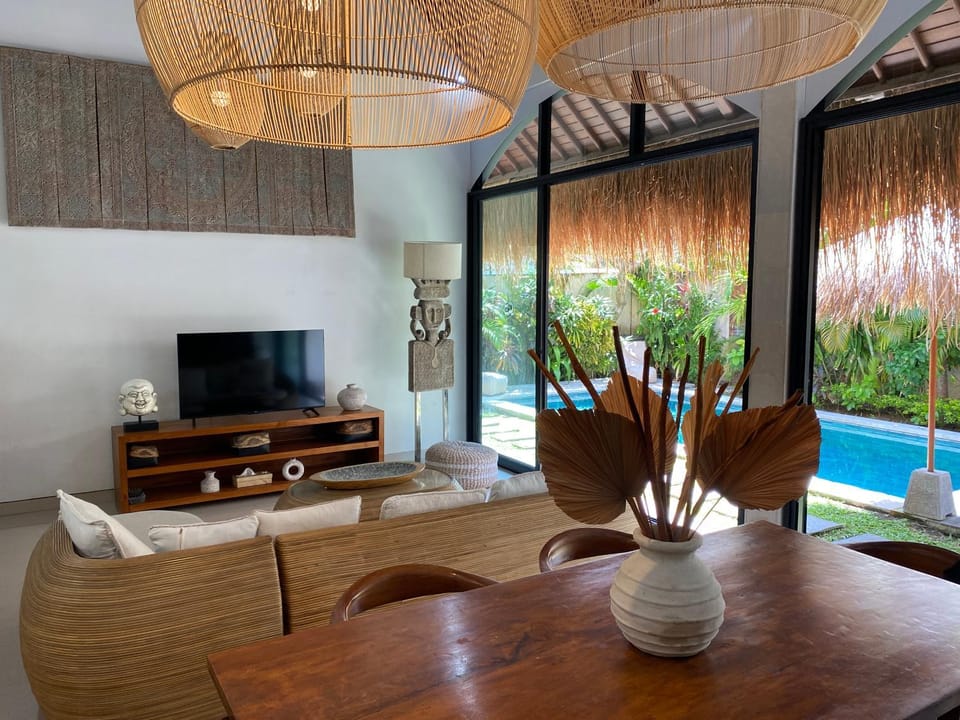 TV and multimedia, Living room, Swimming pool