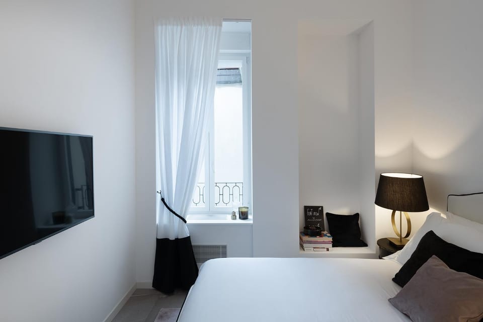 Bed, TV and multimedia, Bedroom