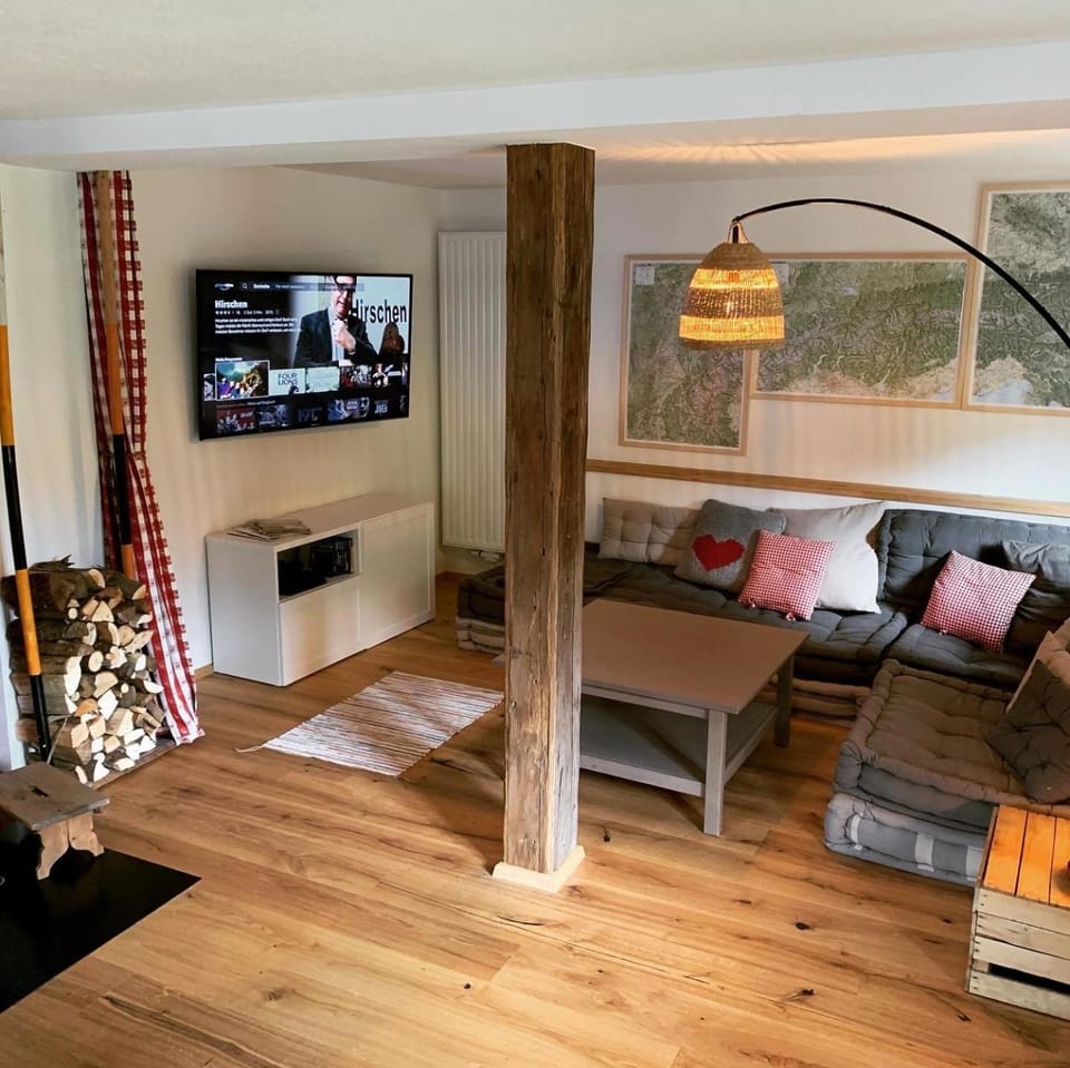 Communal lounge/ TV room, TV and multimedia, Living room, Seating area