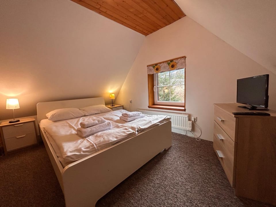 Bed, TV and multimedia, Bedroom
