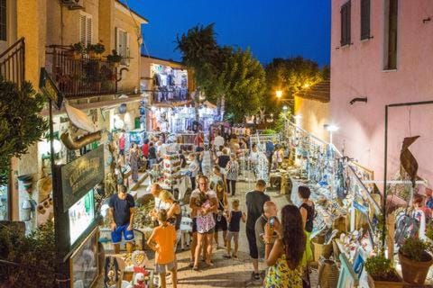 On-site shops, Evening entertainment