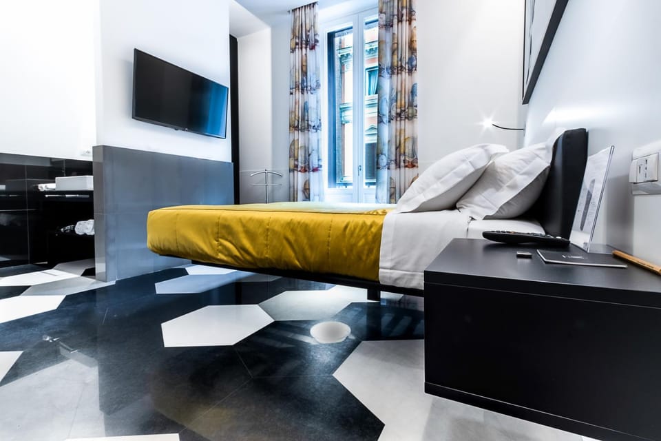 Bed, TV and multimedia, Bedroom