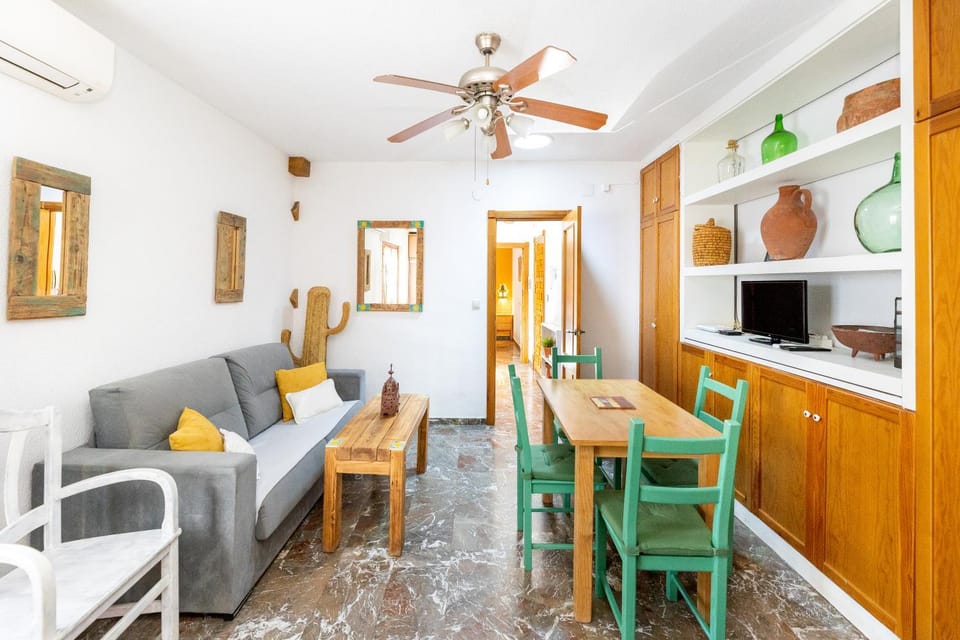 TV and multimedia, Living room, Seating area, Dining area, air conditioner