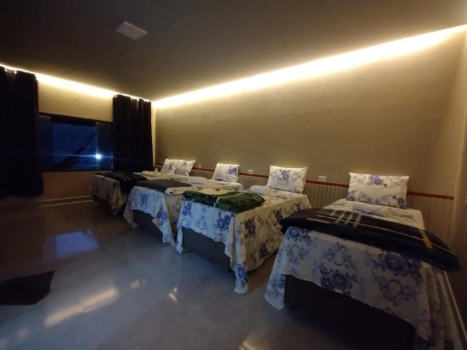 Bed, TV and multimedia, Photo of the whole room, Bedroom, towels