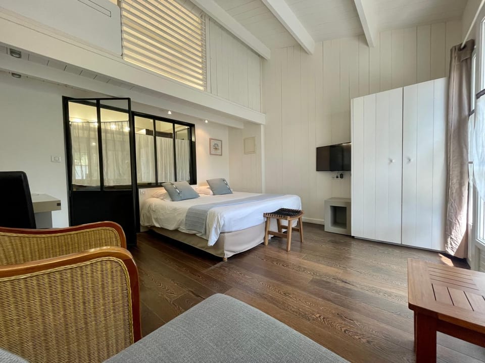 Bed, Photo of the whole room, Seating area, Bedroom