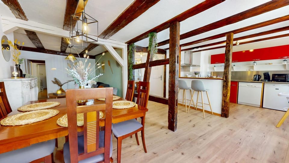 Kitchen or kitchenette, Dining area, stove