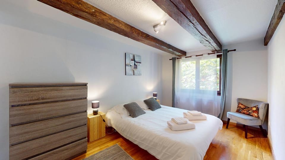 Bed, Photo of the whole room, Bedroom, towels
