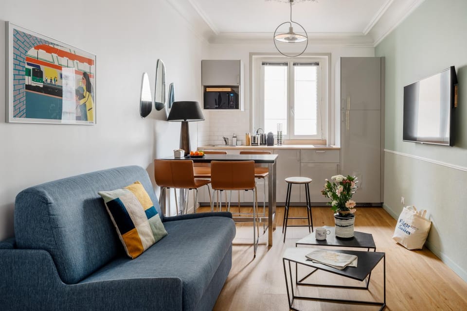 TV and multimedia, Kitchen or kitchenette, Living room, Seating area, Dining area