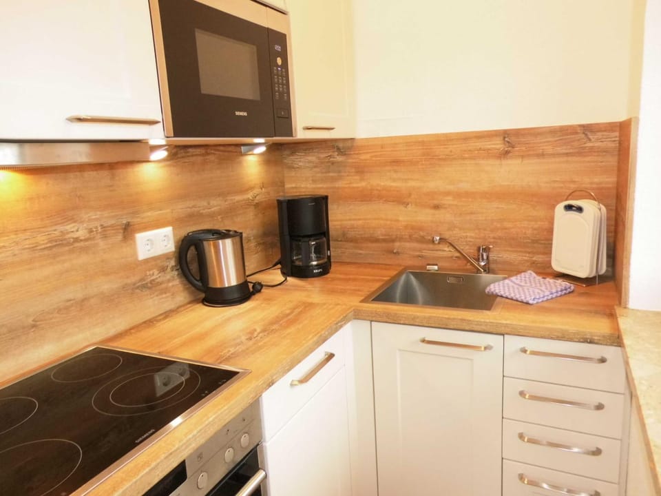 Coffee/tea facilities, Kitchen or kitchenette, minibar, stove