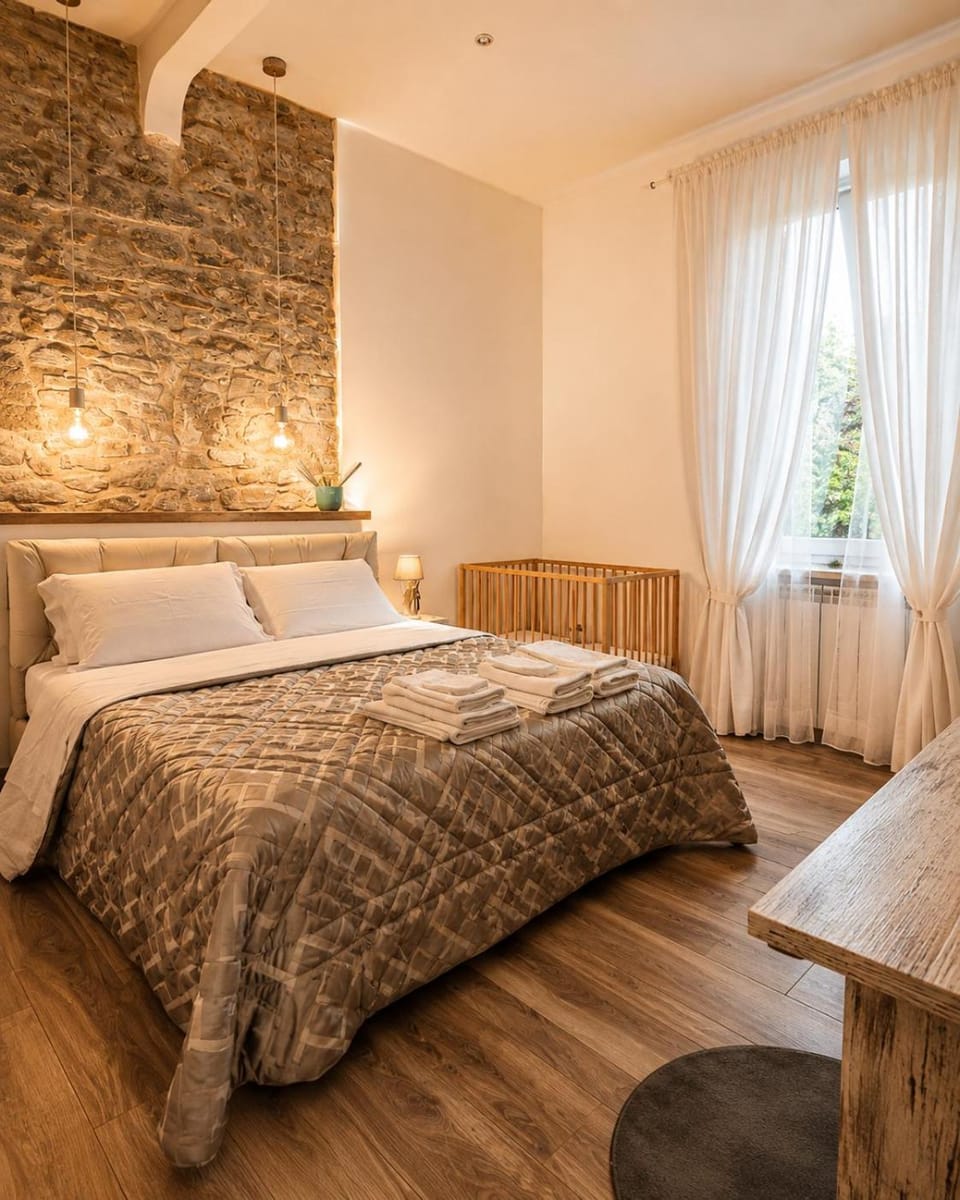 Bedroom, cot