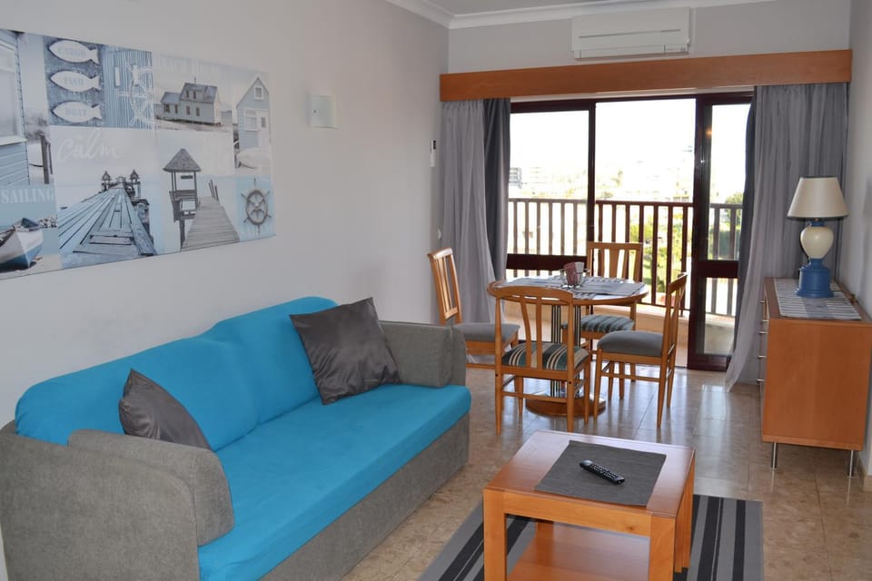 Spring, Bed, Day, Balcony/Terrace, Living room, Photo of the whole room, Decorative detail, Seating area, Dining area, Mountain view, older children, group of guests, Family, Quiet street view
