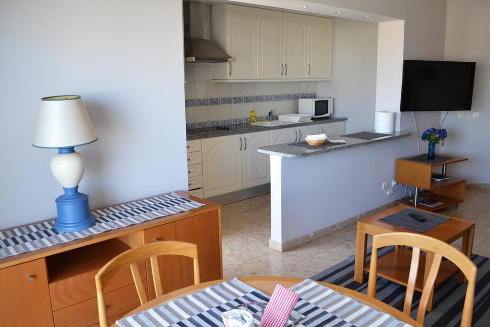Spring, Day, TV and multimedia, Coffee/tea facilities, Kitchen or kitchenette, Living room, Photo of the whole room, Decorative detail, Seating area, Dining area, On site, young children, older children, group of guests, Family, Quiet street view, Inner courtyard view