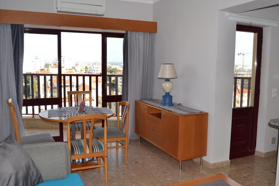 Spring, Day, Balcony/Terrace, Living room, Photo of the whole room, Decorative detail, Seating area, On site, City view, Street view, young children, older children, group of guests, Family, Inner courtyard view