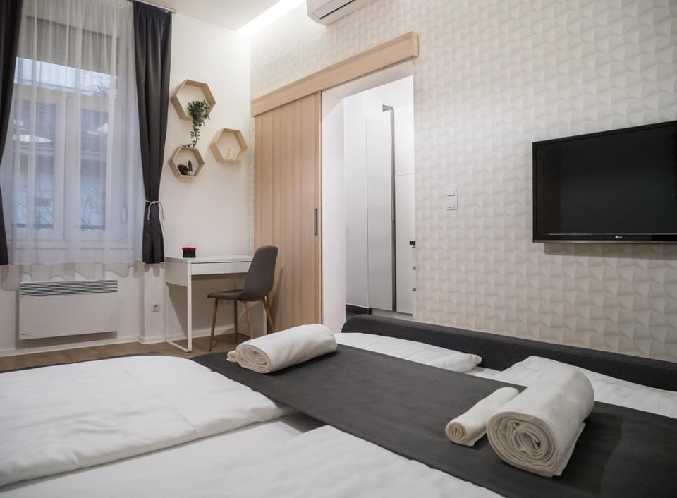 Bed, TV and multimedia, Photo of the whole room