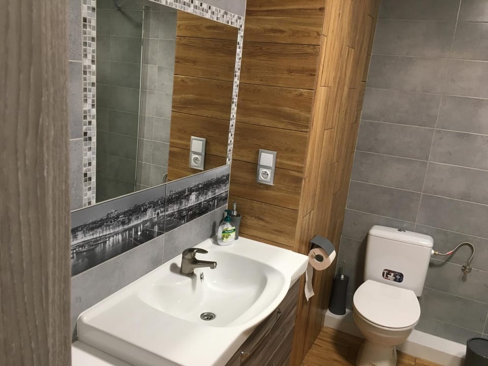 Bathroom, towels