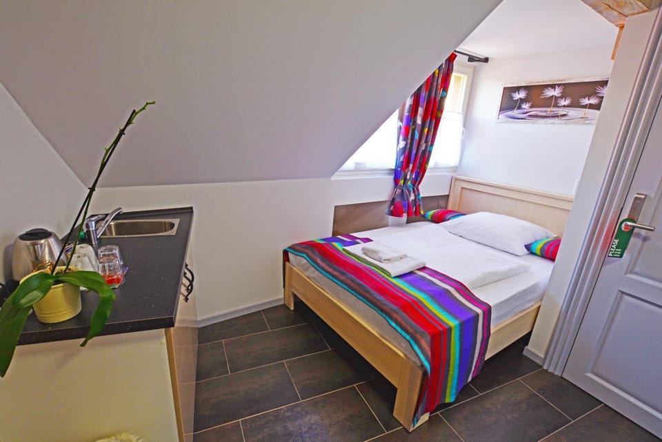 Kitchen or kitchenette, Bedroom
