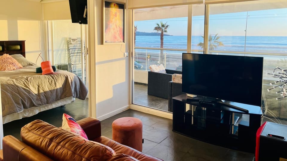 Bed, Natural landscape, TV and multimedia, Living room, Photo of the whole room, Seating area, Evening entertainment, Bedroom, Sea view