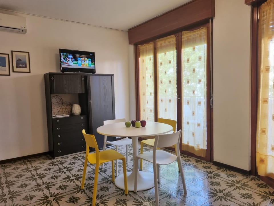TV and multimedia, Living room, Dining area, air conditioner