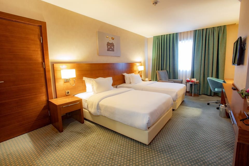 Communal lounge/ TV room, Bed, TV and multimedia, Living room, Food and drinks, Photo of the whole room, Banquet/Function facilities, Seating area, Evening entertainment, Bedroom, hair dresser, wardrobe