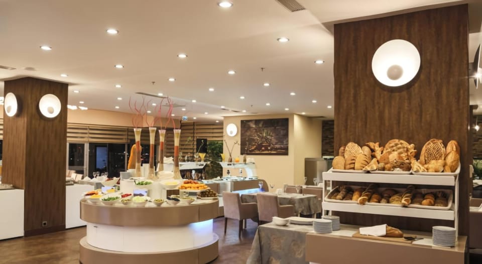 Restaurant/places to eat, Restaurant/places to eat, Food and drinks, Banquet/Function facilities, Dining area, Food, Breakfast, Breakfast, Continental breakfast, Buffet breakfast, Lunch, Alcoholic drinks