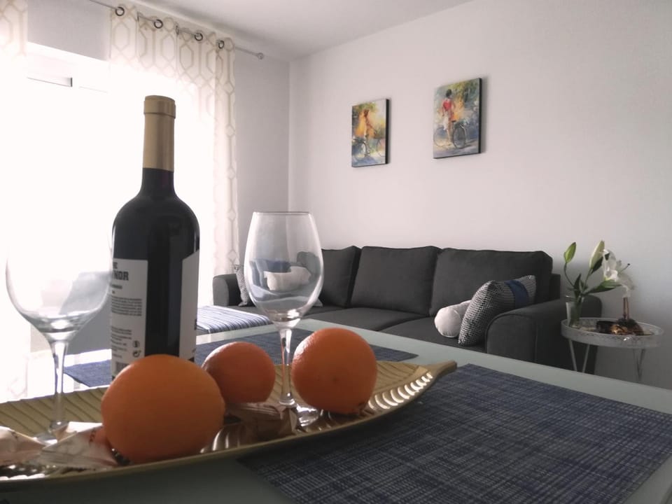 Living room, Food and drinks, Photo of the whole room, Decorative detail, Seating area, Dining area