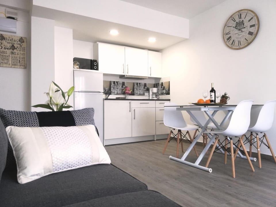 Kitchen or kitchenette, Living room, Seating area, Dining area