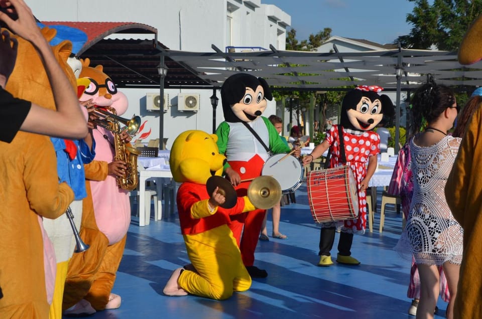 Staff, People, Guests, older children, group of guests, Family