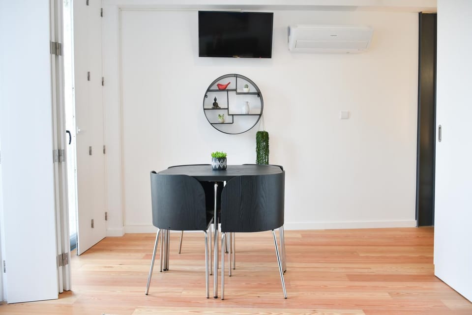 Comfortable&Central w/balcony-9 min walk Trindade Apartment in Porto