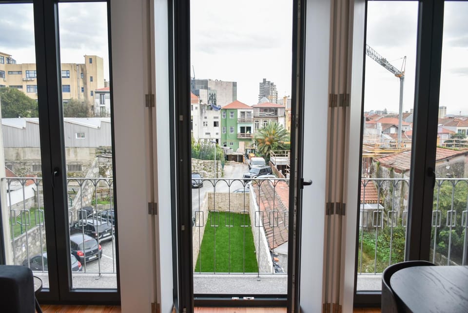 Comfortable&Central w/balcony-9 min walk Trindade Apartment in Porto