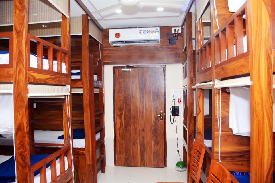 Living room, Guests, group of guests, bunk bed