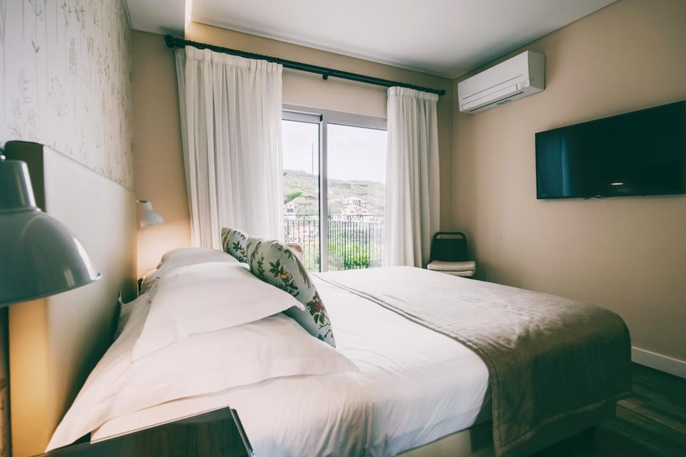 Bed, TV and multimedia, Bedroom, air conditioner