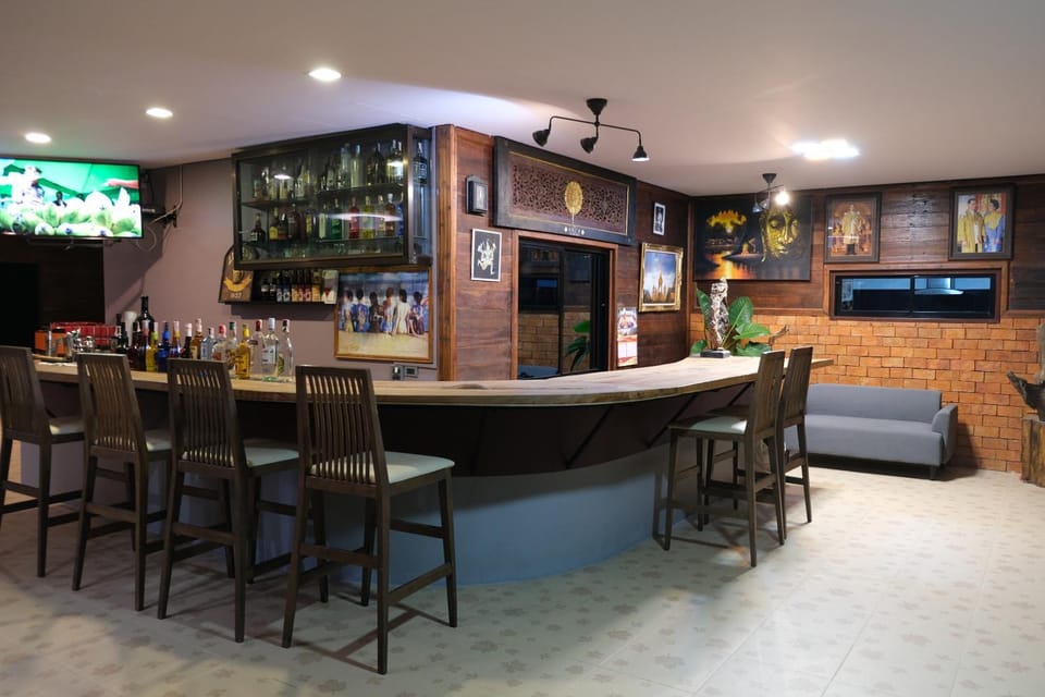 Property building, Restaurant/places to eat, Communal lounge/ TV room, Night, Activities, TV and multimedia, Living room, Lounge or bar, Food and drinks, Other, Decorative detail, Evening entertainment, On site, Area and facilities, Entertainment, Drinks, Alcoholic drinks, Non alcoholic drinks, Seasons, Time of day, Location