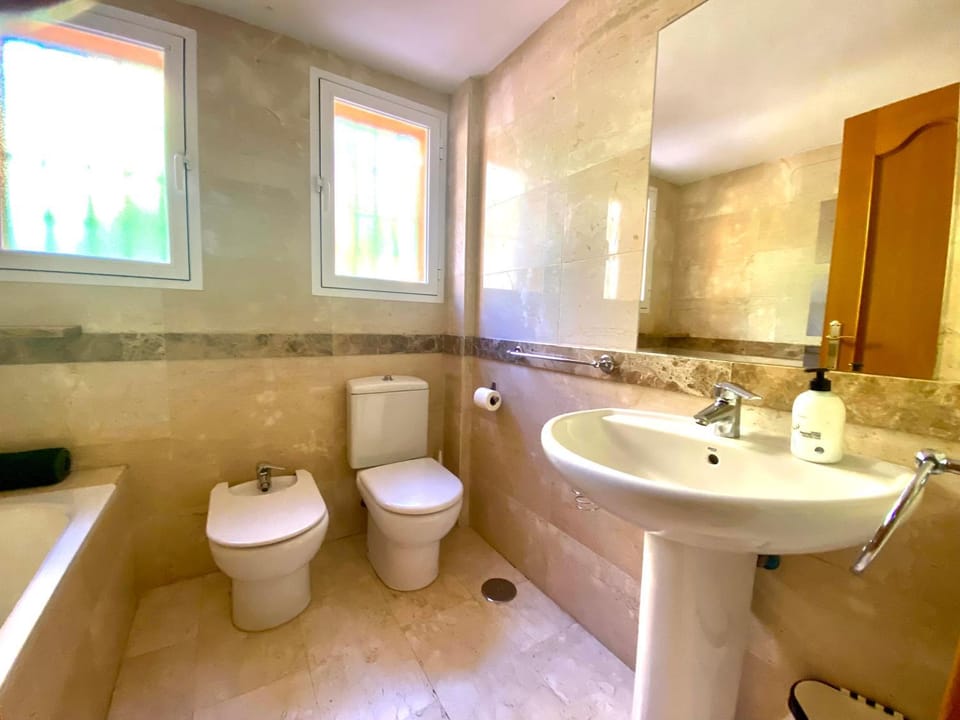 Toilet, Bathroom, Bath, bidet, towels