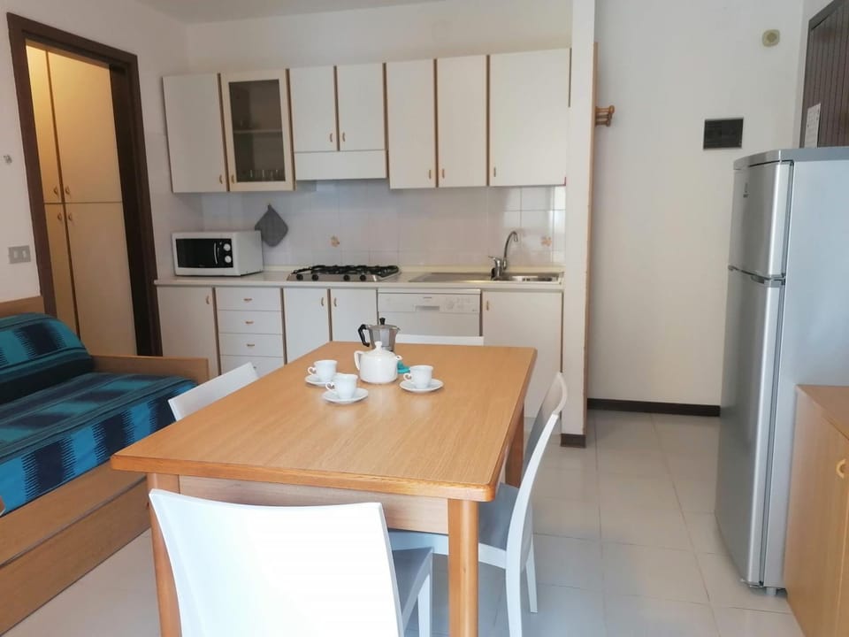 Kitchen or kitchenette, dishwasher, microwave