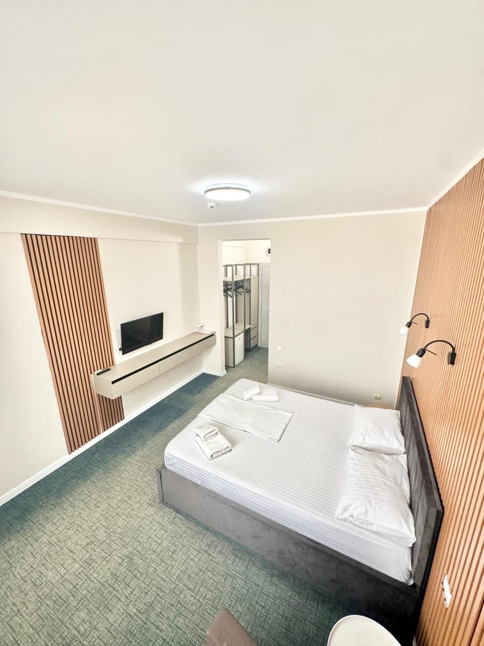 Bed, TV and multimedia, Balcony/Terrace, Photo of the whole room, Bedroom, Sea view, towels, wardrobe