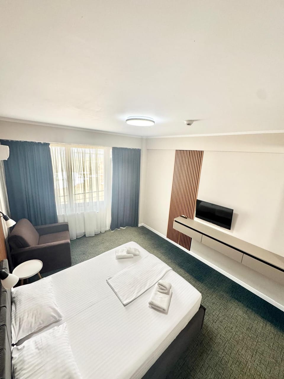 Bed, TV and multimedia, Balcony/Terrace, Photo of the whole room, Bedroom, Sea view, towels, wardrobe, air conditioner