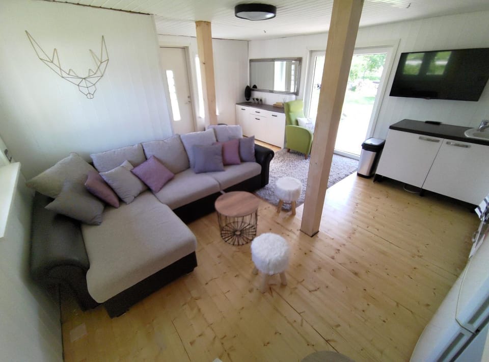 Kitchen or kitchenette, Seating area