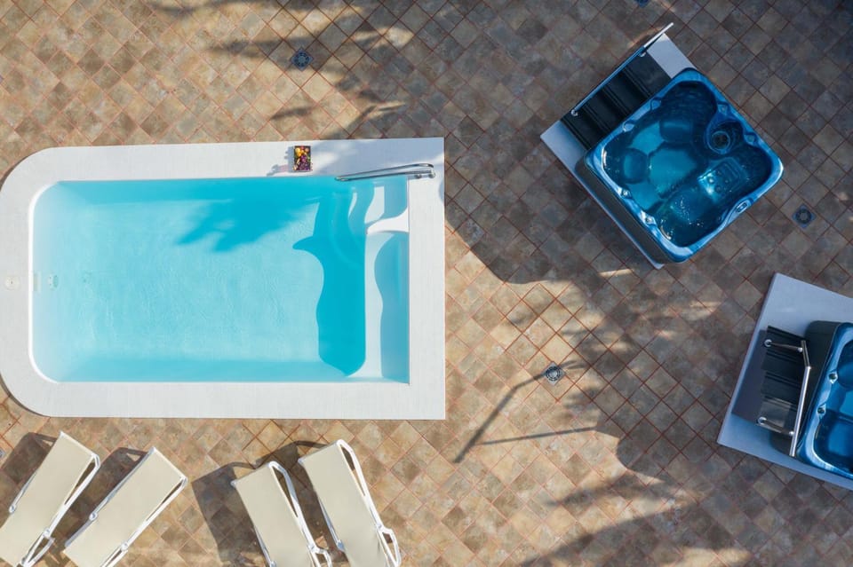 Solarium, Area and facilities, Swimming pool