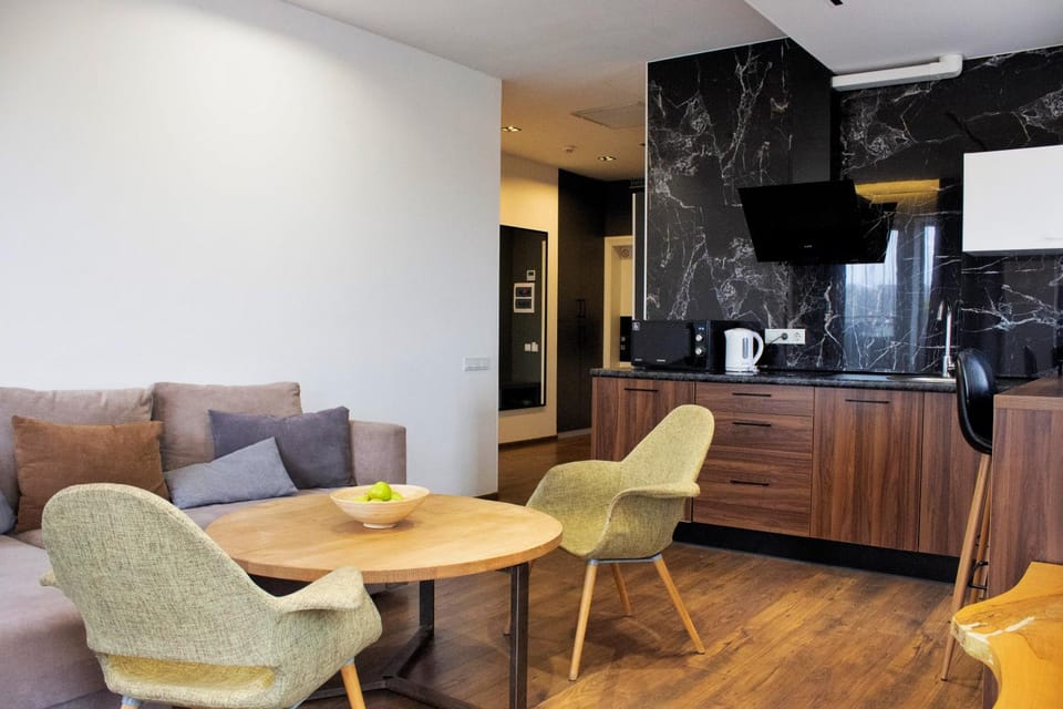 TV and multimedia, Coffee/tea facilities, Kitchen or kitchenette, Living room, Seating area, Dining area