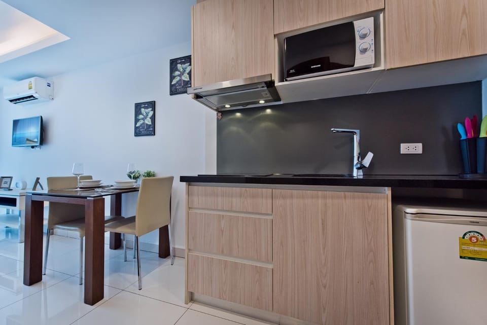 Kitchen or kitchenette, Dining area