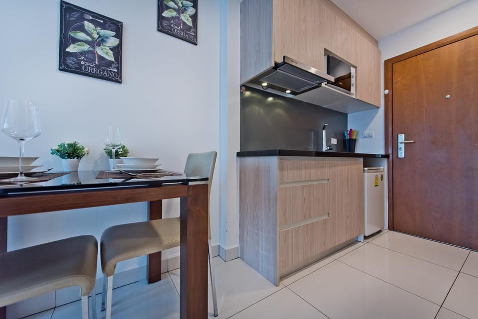 Kitchen or kitchenette, Dining area
